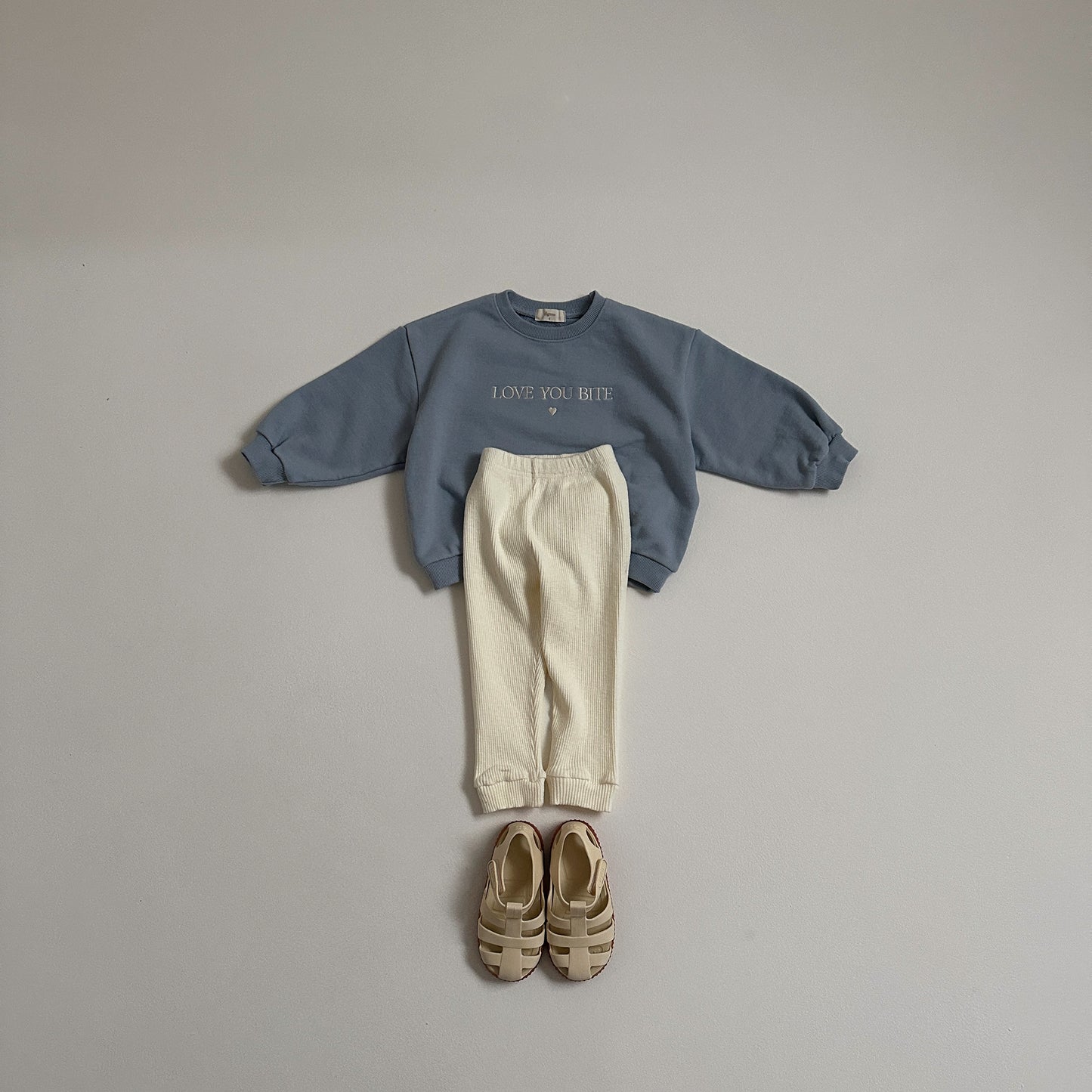 [PRE-ORDER] Love you bite sweatshirt