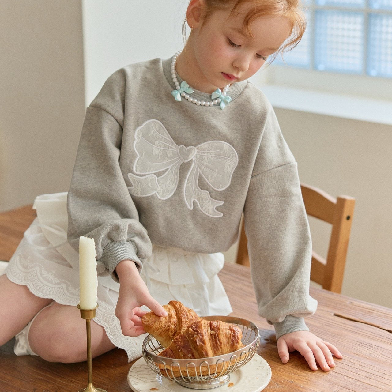 [PRE-ORDER] Heart ribbon embroidery sweatshirt