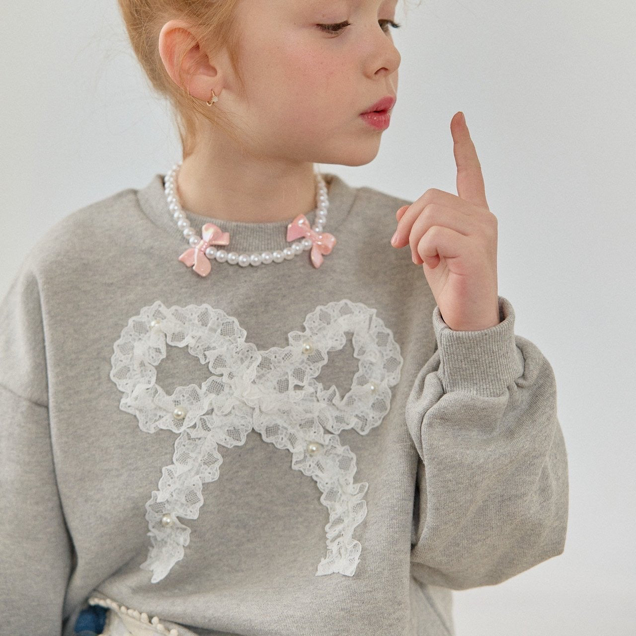 Sweet ribbon pearl sweatshirt [cream M]