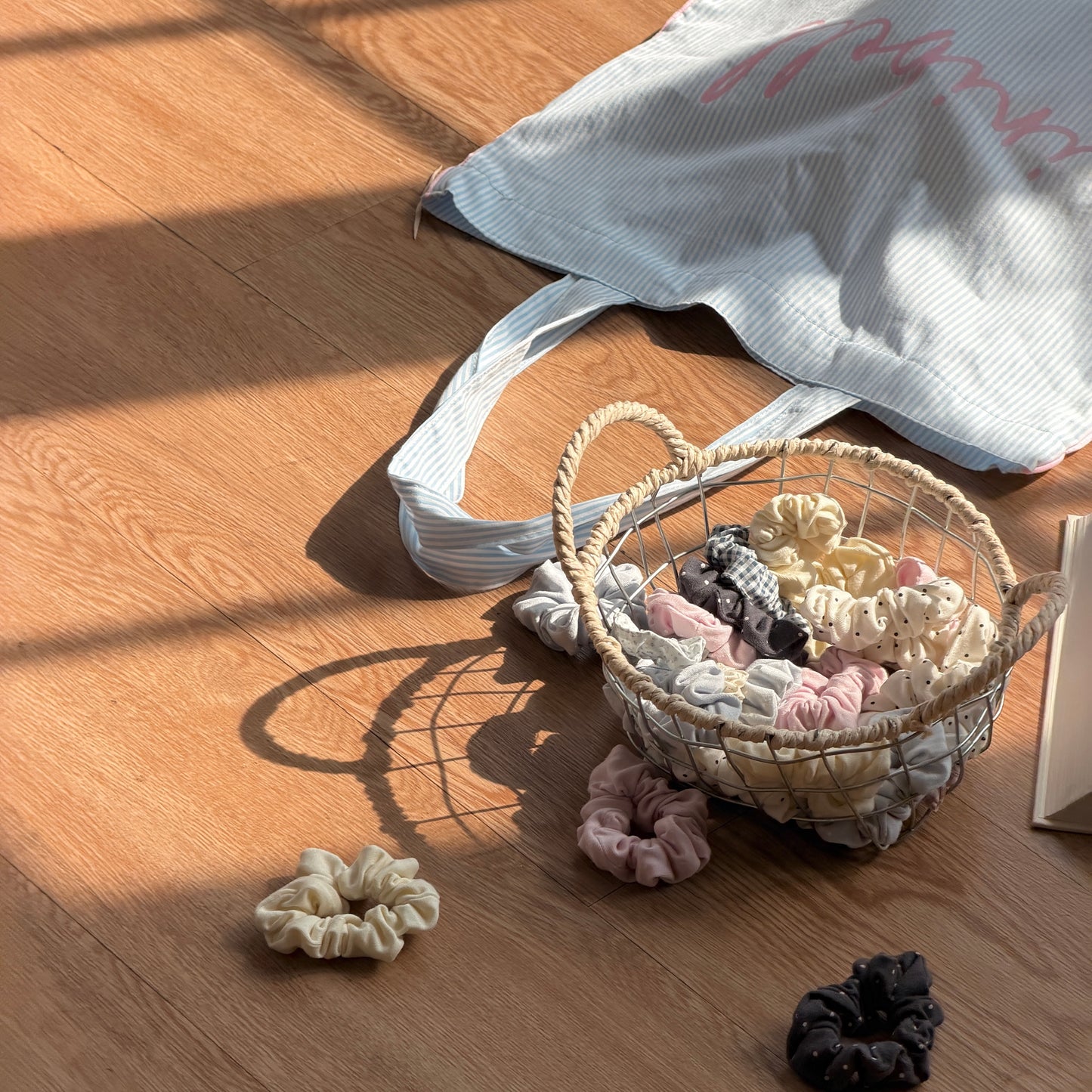 [PRE-ORDER] Dot scrunchie