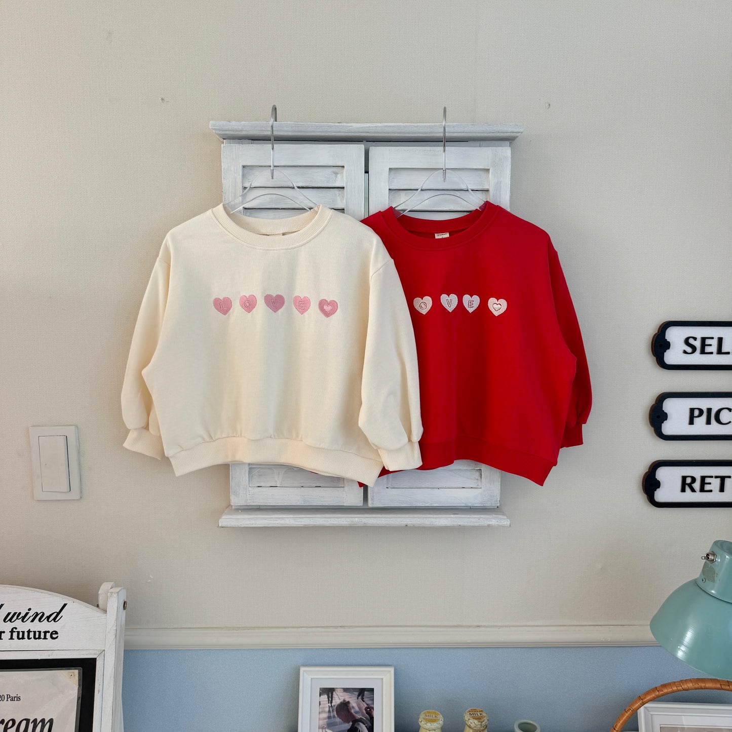 [PRE-ORDER] Mini heart embroidery sweatshirt