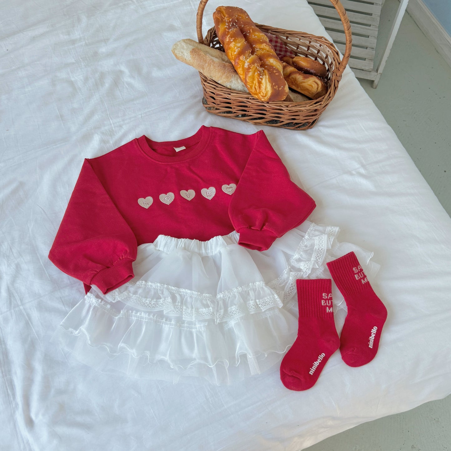 [PRE-ORDER] Mini heart embroidery sweatshirt