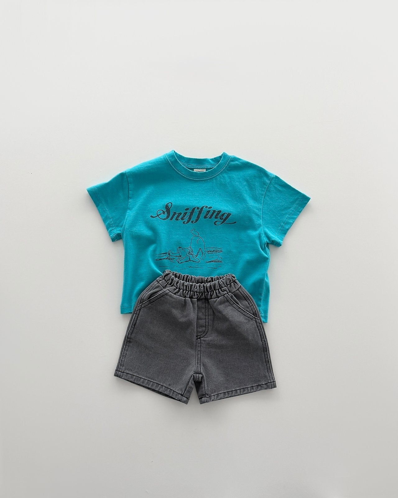 [PRE-ORDER] Sniffing T-shirt